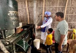 केन्द्रीय राज्य मंत्री #MOFPI, श्री रवींद्र सिंह बित्तू ने असम के तामुलपुर जिले में श्री नयन सरगियारी के स्वामित्व वाले अनिमा चावल मिल का दौरा किया, जो #PMFMEScheme के एक गर्वित लाभार्थी हैं। यह इकाई सिज़ोव ब्रांड नाम के तहत सरसों के तेल का उत्पादन करती है, जो स्थानीय उद्यमिता और आर्थिक विकास को बढ़ावा देने में महत्वपूर्ण भूमिका निभा रही है।