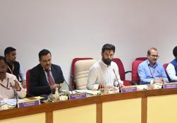 बैठक के दौरान, माननीय मंत्री ने गलत सूचना का मुकाबला करने और खाद्य सुरक्षा सुनिश्चित करने, बर्बादी को कम करने और पोषण को बढ़ाने में खाद्य प्रसंस्करण की अपरिहार्य भूमिका को उजागर करने की आवश्यकता पर जोर दिया।उन्होंने जोर दिया कि खाद्य प्रसंस्करण भारतीय परंपरा में गहराई से निहित है—सूर्य-सुखाने, अचार बनाने और किण्वन से लेकर आधुनिक समृद्धिकरण और ठंडे श्रृंखलाओं तक। उन्होंने यह बताया कि आज की प्रगति इन प्राचीन तकनीकों पर आधारित हैं, जो सुरक्षा, सुविधा और स्थिरता सुनिश्चित करती हैं।