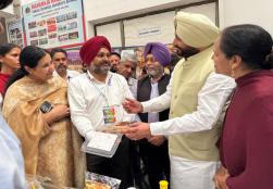 आज श्री रवनीत सिंह बिट्टू, राज्य मंत्री, खाद्य प्रसंस्करण उद्योग मंत्रालय ने पीएमएफएमई लाभार्थियों द्वारा प्रदर्शित उत्पादों की प्रदर्शनी का दौरा किया, जिसमें अचार, नूडल्स, गुड़ और शहद शामिल थे। पंजाब में इस योजना के तहत 2,510 सूक्ष्म उद्यम स्थापित हैं, जिनमें ₹689 करोड़ का ऋण वितरण किया गया है। केवल बठिंडा में 483 उद्यमों को ₹142 करोड़ का ऋण मिला है, जिससे खाद्य प्रसंस्करण क्षेत्र में विकास को बढ़ावा मिल रहा है।