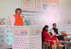 केंद्रीय राज्य मंत्री श्री @prahladspatel जी ने #FICCI #FOODWORLDINDIA के 14वें संस्करण का सम्बोधन किया। अपने संबोधन में उन्होनें उद्यमियों को उत्पादन की मजबूत कड़ी बताया और @MOFPI_GOI द्वारा उद्योग प्रसंस्करण क्षेत्र में शुरू की जाने वाले इन्क्यूबेशन सेंटर की महत्ता पर बात की।