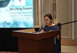 केंद्रीय खाद्य प्रसंस्करण उद्योग मंत्री श्री श्री चिराग पासवान ने आज मेघालय के ईस्ट खासी हिल्स ज़िले में प्रवास के दौरान ज़िला प्रशासन के साथ केंद्र प्रायोजित योजनाओं एवं प्रमुख कार्यक्रमों की प्रगति की व्यापक समीक्षा की।बैठक में क्षेत्रीय चुनौतियों, स्थानीय आवश्यकताओं तथा जमीनी स्तर पर क्रियान्वयन में तेजी लाने के उपायों पर विस्तार से चर्चा हुई।पूर्वोत्तर भारत के समग्र, समावेशी और तीव्र विकास के लिए केंद्र सरकार पूर्ण प्रतिबद्धता के साथ कार्य कर रही है।