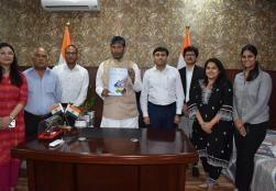 यह बड़े उल्लास की बात है कि आज भारत के खाद्य प्रसंस्करण क्षेत्र पर आधारित @investindia की पत्रिका के पहले संस्करण का उद्घाटन केंद्रीय मंत्री श्री श्री पशुपति कुमार पारस द्वारा किया गया। आइए इस पत्रिका के माध्यम से खाद्य प्रसंस्करण क्षेत्र को नई दिशा देने वाले फूड प्रोसेसिंग सेक्टर के आधुनिक ट्रेंड्स, इनोवेशन व #SuccessStory के बारे में जानें और भारत की समृद्ध खाद्य धरोहर व उन्नत भविष्य का उत्सव मनाएं।