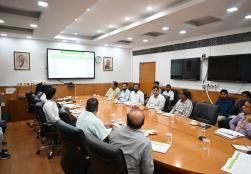 केंद्रीय खाद्य प्रसंस्करण उद्योग मंत्री श्री चिराग पासवान ने आज नई दिल्ली के पंचशील भवन में स्थित #MOFPI में आयोजित 'आईटी सेल पोर्टेबल' की समीक्षा बैठक की अध्यक्षता की और अधिकारियों को इससे संबंधित दिशानिर्देश दिए।