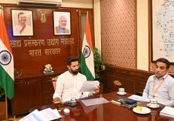 केंद्रीय खाद्य प्रसंस्करण उद्योग मंत्री श्री चिराग पासवान ने आज नई दिल्ली के पंचशील भवन में #MOFPI के वरिष्ठ अधिकारियों के साथ आयोजित बैठक की अध्यक्षता की। बैठक में मंत्रालय की #PMKSY, #PMFME तथा #PLIScheme योजनाओं की समीक्षा की गई और 100 दिन की कार्य योजना पर चर्चा की गई।