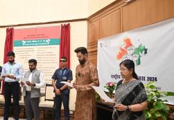 "मैं राष्ट्र की एकता, अखंडता और सुरक्षा को बनाए रखने के लिए खुद को समर्पित करता हूं..."   इस प्रतिबद्धता के साथ, #MOFPI के केंद्रीय मंत्री श्री चिराग पासवान ने #NationalUnityDay के उत्सव को चिह्नित करने और सरदार वल्लभभाई पटेल की विरासत का सम्मान करने के लिए आज पंचशील भवन, नई दिल्ली में मंत्रालय के अधिकारियों और कर्मचारियों को राष्ट्रीय एकता दिवस की शपथ दिलाई।