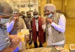 केंद्रीय राज्य मंत्री #MOFPI श्री रवनीत सिंह बिट्टू ने गुजरात में अमूल का दौरा किया। अमूल उन 53 बड़े उद्यमों में से एक है जो #PLISFPI योजना के तहत मंत्रालय से लाभ उठा रहे हैं, जिसका उद्देश्य खाद्य प्रसंस्करण क्षेत्र को मजबूत करना और कृषि उत्पादों में मूल्य संवर्धन को बढ़ावा देना है। दौरे के दौरान, माननीय मंत्री ने अधिकारियों और हितधारकों के साथ बातचीत की, सरकार की उद्योग में विकास और नवाचार को बढ़ावा देने की प्रतिबद्धता को उजागर किया।