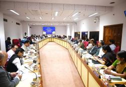 बैठक के दौरान, माननीय मंत्री ने गलत सूचना का मुकाबला करने और खाद्य सुरक्षा सुनिश्चित करने, बर्बादी को कम करने और पोषण को बढ़ाने में खाद्य प्रसंस्करण की अपरिहार्य भूमिका को उजागर करने की आवश्यकता पर जोर दिया।उन्होंने जोर दिया कि खाद्य प्रसंस्करण भारतीय परंपरा में गहराई से निहित है—सूर्य-सुखाने, अचार बनाने और किण्वन से लेकर आधुनिक समृद्धिकरण और ठंडे श्रृंखलाओं तक। उन्होंने यह बताया कि आज की प्रगति इन प्राचीन तकनीकों पर आधारित हैं, जो सुरक्षा, सुविधा और स्थिरता सुनिश्चित करती हैं।