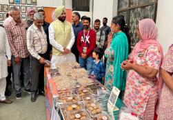 आज श्री रवनीत सिंह बिट्टू, राज्य मंत्री, खाद्य प्रसंस्करण उद्योग मंत्रालय ने पीएमएफएमई लाभार्थियों द्वारा प्रदर्शित उत्पादों की प्रदर्शनी का दौरा किया, जिसमें अचार, नूडल्स, गुड़ और शहद शामिल थे। पंजाब में इस योजना के तहत 2,510 सूक्ष्म उद्यम स्थापित हैं, जिनमें ₹689 करोड़ का ऋण वितरण किया गया है। केवल बठिंडा में 483 उद्यमों को ₹142 करोड़ का ऋण मिला है, जिससे खाद्य प्रसंस्करण क्षेत्र में विकास को बढ़ावा मिल रहा है।