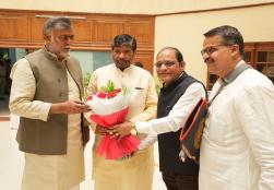 आज नई दिल्ली के पंचशील भवन में स्थित खाद्य प्रसंस्करण उद्योग मंत्रालय में केंद्रीय मंत्री श्री पशुपति कुमार पारस ने वर्ष 2023 की हिन्दी सलाहकार समिति की बैठक की अध्यक्षता की। बैठक में केंद्रीय राज्य मंत्री श्री प्रहलाद सिंह पटेल व केंद्रीय राजभाषा समिति के उपाध्यक्ष श्री भर्तृहरि महताब, राज्यसभा व लोकसभा के सांसद तथा गैर सरकारी सदस्य सहित अन्य राजभाषा अधिकारीगण भी शामिल हुए।