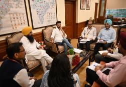 केंद्रीय खाद्य प्रसंस्करण उद्योग मंत्री श्री चिराग पासवान ने नई दिल्ली के पंचशील भवन में आज श्री गुरमीत सिंह खुड्डीयां, कृषि एवं खाद्य प्रसंस्करण उद्योग मंत्री, पंजाब सरकार व अन्य प्रतिनिधियों के साथ एक बैठक की।