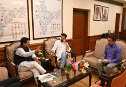 मेघालय के मुख्यमंत्री श्री कॉनराड संगमा ने आज नई दिल्ली के पंचशील भवन में केंद्रीय खाद्य प्रसंस्करण उद्योग मंत्री श्री चिराग पासवान से मुलाकात की। बैठक के दौरान दोनों मंत्रियों ने राज्य में खाद्य प्रसंस्करण क्षेत्र को मजबूत करने के तरीकों पर चर्चा की।