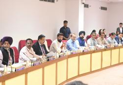 माननीय मंत्री ने मंत्रालय की पारदर्शिता, विश्वास और तथ्यों पर आधारित चर्चाओं को बढ़ावा देने की प्रतिबद्धता की फिर से पुष्टि की। उन्होंने भ्रांतियों को सुधारने और यह सुनिश्चित करने के महत्व को उजागर किया कि खाद्य प्रसंस्करण को सुरक्षा, स्थिरता और नवाचार के आधार के रूप में देखा जाए।