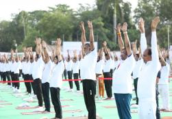 अंतर्राष्ट्रीय योग दिवस पर मध्य प्रदेश के जबलपुर में #Yoga का मेगा इवेंट आयोजित हुआ, जिसमें देश के माननीय उप राष्टृपति श्री जगदीप धनखड़ जी व आयुष मंत्रालय के केंद्रीय मंत्री श्री सर्बानंद सोनोवाल जी के साथ #MOFPI के केंद्रीय राज्य मंत्री श्री प्रहलाद सिंह पटेल ने योगाभ्यास किया।