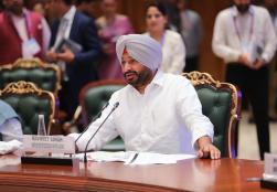 केंद्रीय वाणिज्य एवं उद्योग मंत्री श्री पीयूष गोयल और केंद्रीय खाद्य प्रसंस्करण उद्योग मंत्री श्री चिराग पासवान की सह-अध्यक्षता में आज एक उच्च स्तरीय सीईओ गोलमेज सम्मेलन का आयोजन हुआ। सम्मेलन में निवेश को बढ़ावा देने और व्यापार को आसान बनाने के तरीकों पर चर्चा की गई। जिसमें 100 से अधिक CXO ने भाग लिया। गोलमेज सम्मेलन में केंद्रीय राज्य मंत्री श्री रवनीत सिंह बिट्टू, आंध्र प्रदेश के उद्योग एवं वाणिज्य मंत्री श्री टीजी भरत व गुजरात के कृषि मंत्री श्री राघवजी पटेल शामिल हुए, साथ ही भारत और राज्य सरकारों के मंत