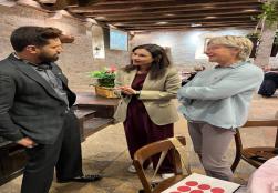 खाद्य प्रसंस्करण उद्योग मंत्री श्री चिराग पासवान ने फ्रांस में क्षेत्रीय दौरे के दौरान विभिन्न देशों के मंत्रियों के साथ खाद्य प्रसंस्करण उद्योग के विस्तार और नवीनीकरण से संबंधित वार्ता की। मंत्री जी ने #FoodProcessing सेक्टर से जुड़ी कई महत्वपूर्ण परियोजनाओं पर भी चर्चा की।