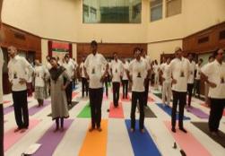 आजादी के #AmritMahotsav के तहत 75 दिनों तक मनाए जा रहे #योगउत्सव के 55वें दिन आज मंत्रालय के प्रांगण में केंद्रीय मंत्री श्री केंद्रीय मंत्री श्री पशुपति कुमार पारस जी और मंत्रालय के अधिकारी व कर्मचारी ने योगाभ्यास किया। आप भी अपने जीवनशैली में ‘योग’ को अपनाकार जीवन को निरोग बनाए।