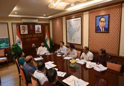 केंद्रीय खाद्य प्रसंस्करण उद्योग मंत्री श्री चिराग पासवान ने आज नई दिल्ली के पंचशील भवन में #MOFPI के वरिष्ठ अधिकारियों के साथ आयोजित बैठक की अध्यक्षता की। बैठक में मंत्रालय की #PMKSY, #PMFME तथा #PLIScheme योजनाओं की समीक्षा की गई और 100 दिन की कार्य योजना पर चर्चा की गई।