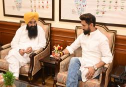 केंद्रीय खाद्य प्रसंस्करण उद्योग मंत्री श्री चिराग पासवान ने नई दिल्ली के पंचशील भवन में आज श्री गुरमीत सिंह खुड्डीयां, कृषि एवं खाद्य प्रसंस्करण उद्योग मंत्री, पंजाब सरकार व अन्य प्रतिनिधियों के साथ एक बैठक की।