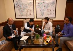 मेघालय के मुख्यमंत्री श्री कॉनराड संगमा ने आज नई दिल्ली के पंचशील भवन में केंद्रीय खाद्य प्रसंस्करण उद्योग मंत्री श्री चिराग पासवान से मुलाकात की। बैठक के दौरान दोनों मंत्रियों ने राज्य में खाद्य प्रसंस्करण क्षेत्र को मजबूत करने के तरीकों पर चर्चा की।