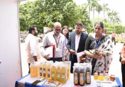 भारत सरकार के खाद्य प्रसंस्करण उद्योग मंत्रालय के अतिरिक्त सचिव श्री मिन्हाज आलम ने खाद्य उत्पादों का प्रदर्शन करने वाले सूक्ष्म खाद्य प्रसंस्करण उद्यमों के साथ बातचीत की।