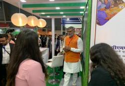 Union Minister of State Shri @prahladspatel ji met various entrepreneurs of the exhibition organized during the 15th #Annapoorna event and reviewed the food processed products of the entrepreneurs.
