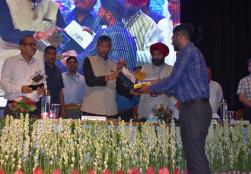 केंद्रीय मंत्री श्री पशुपति कुमार पारस ने 'पोषण एवं आर्थिक सुरक्षा के लिए श्री अन्न' पर तीन दिवसीय अंतर्राष्ट्रीय सम्मेलन के दौरान आयोजित विभिन्न प्रतियोगिताओं के प्रतिभागियों को प्रोत्साहित किया व विजेताओं को पुरस्कृत कर उज्ज्वल भविष्य की शुभकामनाएं दी।