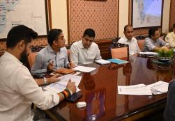 केंद्रीय मंत्री श्री चिराग पासवान ने आज नई दिल्ली के पंचशील भवन में #MOFPI के वरिष्ठ अधिकारियों के साथ आयोजित बैठक की अध्यक्षता की। बैठक में मंत्रालय की #PMKSY, #PMFME तथा #PLIScheme योजनाओं और मंत्रालय में चल रही 100 दिवसीय कार्य योजना की समीक्षा की गई।