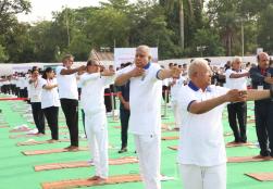 With Hon'ble @VPIndia Shri Jagdeep Dhankar as esteemed Chief Guest and in august presence ofMinistry of Ayush, Shri Sarbanand Sonwal , Union Minister of State for #MOFPI Shri Prahlad Singh Patel took part in grand celebration of #InternationalDayofYoga2023 in Jabalpur, Madhya Pradesh.