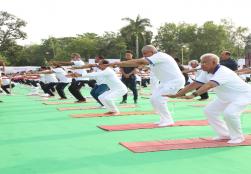 अंतर्राष्ट्रीय योग दिवस पर मध्य प्रदेश के जबलपुर में #Yoga का मेगा इवेंट आयोजित हुआ, जिसमें देश के माननीय उप राष्टृपति श्री जगदीप धनखड़ जी व आयुष मंत्रालय के केंद्रीय मंत्री श्री सर्बानंद सोनोवाल जी के साथ #MOFPI के केंद्रीय राज्य मंत्री श्री प्रहलाद सिंह पटेल ने योगाभ्यास किया।