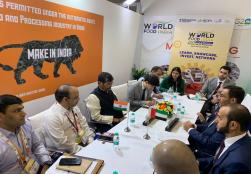 केंद्रीय मंत्री श्री @PashupatiParas ने @worldfoodindia के दौरान संयुक्त अरब अमीरात के राज्य मंत्री HE Ahmed Al Sayegh से मुलाकात कर फूड इंडस्ट्री संबंधित चर्चा की।     #WorldFoodIndia2023 #WFI2023 #FoodProcessing #FoodEvent #SustainableFood #IYM2023