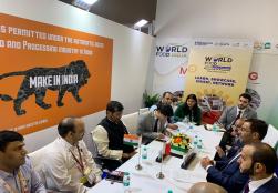 केंद्रीय मंत्री श्री @PashupatiParas ने @worldfoodindia के दौरान संयुक्त अरब अमीरात के राज्य मंत्री HE Ahmed Al Sayegh से मुलाकात कर फूड इंडस्ट्री संबंधित चर्चा की।     #WorldFoodIndia2023 #WFI2023 #FoodProcessing #FoodEvent #SustainableFood #IYM2023