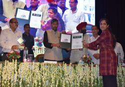 Union Minister of #MOFPI Shri Pashupati Kumar Paras congratulated the winners of several competitions held at the three-day International Conference on "Millets for Achieving Nutritional and Economic Security" and encouraged the participants and wished them a bright future.   #ShreeAnna