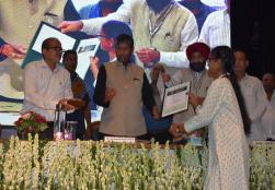 केंद्रीय मंत्री श्री पशुपति कुमार पारस ने 'पोषण एवं आर्थिक सुरक्षा के लिए श्री अन्न' पर तीन दिवसीय अंतर्राष्ट्रीय सम्मेलन के दौरान आयोजित विभिन्न प्रतियोगिताओं के प्रतिभागियों को प्रोत्साहित किया व विजेताओं को पुरस्कृत कर उज्ज्वल भविष्य की शुभकामनाएं दी।