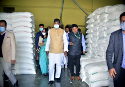 केंद्रीय मंत्री श्री पशुपति कुमार पारस जी ने मणिपुर दौरे पर इम्फाल में, प्रधानमंत्री किसान संपदा योजना (#PMKSY) की 'मेगा फू़ड पार्क योजना' के तहत स्थापित 'निलकुठि फ़ूड पार्क' में खाद्य प्रसंस्करण उद्योग के इकाइयों का जायज़ा लिया व कार्य पद्धति व कार्यप्रगति की समीक्षा की।