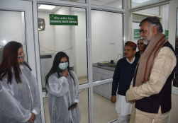 राज्यमंत्री श्री प्रहलाद सिंह पटेल जी ने खाद्य प्रसंस्करण उद्योग मंत्रालय के अंतर्गत आने वाले हरियाणा के कुण्डली में स्थापित शिक्षण संस्थान निफ्टम का दौरा किया। इस दौरान उन्होनें निफ्टम के अध्यापकों और छात्रों से मुलाकात की और संस्थान की उपलब्धियों के बारे में बातचीत की।