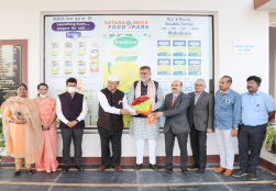 राज्यमंत्री श्री प्रहलाद सिंह पटेल जी ने महाराष्ट्र के सतारा में स्थित 'सतारा मेगा फूड पार्क' का दौरा किया, जहां उन्होंने अधिकारियों व कर्मचारियों के साथ बातचीत की और पार्क की गतिविधियों की भी समीक्षा की।