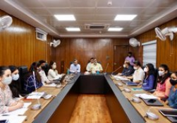 राज्यमंत्री श्री प्रहलाद सिंह पटेल ने आज #PMFMEScheme के कामकाज और कार्यान्वयन पर एक समीक्षा बैठक की अध्यक्षता की। इस बैठक में  अपर सचिव श्री मनोज जोशी सहित अन्य वरिष्ठ अधिकारी भी शामिल हुए।