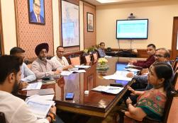 केंद्रीय खाद्य प्रसंस्करण उद्योग मंत्री श्री चिराग पासवान ने आज नई दिल्ली के पंचशील भवन में #MOFPI के वरिष्ठ अधिकारियों के साथ आयोजित बैठक की अध्यक्षता की। बैठक में मंत्रालय की #PMKSY, #PMFME तथा #PLIScheme योजनाओं की समीक्षा की गई और 100 दिन की कार्य योजना पर चर्चा की गई।