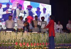 Union Minister of #MOFPI Shri Pashupati Kumar Paras congratulated the winners of several competitions held at the three-day International Conference on "Millets for Achieving Nutritional and Economic Security" and encouraged the participants and wished them a bright future.   #ShreeAnna