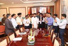 माननीय केंद्रीय मंत्री श्री चिराग पासवान की #IE100 पावर लिस्ट 2025 में 59वां स्थान प्राप्त करने की उल्लेखनीय उपलब्धि का जश्न मनाने के लिए आज पंचशील भवन में केक काटने का समारोह आयोजित किया गया। यह कार्यक्रम राष्ट्र के लिए उनके महत्वपूर्ण योगदान को मान्यता देते हुए खुशी और गर्व का क्षण था। इस समारोह में मंत्रालय के वरिष्ठ अधिकारी शामिल हुए, जो उनके असाधारण नेतृत्व और सार्वजनिक सेवा के प्रति समर्पण का सम्मान करने के लिए एकत्र हुए।