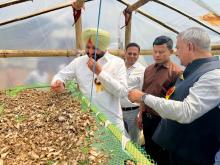 श्री रवनीत सिंह, केंद्रीय राज्यमंत्री, #MOFPI ने खानपारा, री-भोई में स्थित ईस्टर्न री-भोई ऑर्गेनिक फार्मर प्रोड्यूसर ऑर्गनाइज़ेशन लिमिटेड का दौरा किया। मिशन ऑर्गेनिक वैल्यू चेन डेवलपमेंट फॉर द नॉर्थ ईस्टर्न रीजन (MoVCDNER) के तहत 2017 में स्थापित इस एफपीओ का प्रबंधन 11 निदेशकों के बोर्ड द्वारा किया जाता है, जिसका प्रतिनिधित्व 9 गांवों के लगभग 500 किसान करते हैं तथा बिजली और सौर ऊर्जा का उपयोग करके अदरक से बने प्रसंस्कृत उत्पादों पर ध्यान केंद्रित करते हैं। 