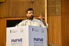 श्री चिराग पासवान, केंद्रीय खाद्य प्रसंस्करण उद्योग मंत्री ने #PMFMEConclave2026 के दौरान अपने संबोधन में #PMFME लाभार्थियों की प्रेरणादायक सफलता की कहानियों को साझा किया, जो नवाचार, उद्यमिता और आत्मनिर्भरता के नए उदाहरण प्रस्तुत कर रहे हैं। उन्होंने #ViksitBharat के संकल्प के साथ प्रसंस्कृत खाद्य पदार्थों में शुद्धता, सुरक्षा और पोषण पर जोर दिया। उनका उद्देश्य लोगों की सोच बदलना और यह सुनिश्चित करना है कि प्रसंस्कृत खाद्य पदार्थ भी सुरक्षित और स्वास्थ्यवर्धक हों। उनका विज़न स्पष्ट है—“दुनिया की हर थाली में