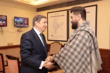 श्री चिराग पासवान, केंद्रीय खाद्य प्रसंस्करण उद्योग मंत्री से नई दिल्ली के पंचशील भवन में स्पेन के कृषि, मत्स्य पालन और खाद्य मंत्री H.E. Mr. Luis Planas Puchades के नेतृत्व में स्पेनिश प्रतिनिधिमंडल ने मुलाक़ात की। प्रतिनिधिमंडल में Mr. Fernando Heredia Noguer, डिप्टी डायरेक्टर जनरल ऑफ इन्टरनेशनल कॉपरेशन और Mr. Juan Manuel Velasco, काउंसलर ऑफ एग्रीकल्चर, फिशरीज एंड फूड फॉर इंडिया एंड सेशेल्स, एम्बेसी ऑफ स्पेन इन इंडिया भी शामिल थे।   दिल्ली में आयोजित AI Summit में भाग लेने हेतु स्पेन के राष्ट्रपति H.E. Mr