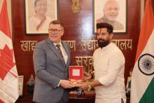 श्री चिराग पासवान, केंद्रीय खाद्य प्रसंस्करण उद्योग मंत्री जी से Premier of Saskatchewan, Honourable Scott Moe और कनाडा के अन्य प्रतिनिधिमंडल ने पंचशील भवन, नई दिल्ली में भेंट की।   बैठक के दौरान भारत और Saskatchewan के बीच फूड प्रोसेसिंग एवं एग्री-वैल्यू चेन में सहयोग के ठोस अवसरों पर सार्थक चर्चा हुई।  दोनों पक्षों ने तकनीक, निवेश, इनोवेशन और वेल्यू एडिशन के क्षेत्रों में साझेदारी को मजबूत करने की संभावनाओं का अन्वेषण किया।