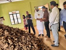 श्री रवनीत सिंह, केंद्रीय राज्यमंत्री, #MOFPI ने खानपारा, री-भोई में स्थित ईस्टर्न री-भोई ऑर्गेनिक फार्मर प्रोड्यूसर ऑर्गनाइज़ेशन लिमिटेड का दौरा किया। मिशन ऑर्गेनिक वैल्यू चेन डेवलपमेंट फॉर द नॉर्थ ईस्टर्न रीजन (MoVCDNER) के तहत 2017 में स्थापित इस एफपीओ का प्रबंधन 11 निदेशकों के बोर्ड द्वारा किया जाता है, जिसका प्रतिनिधित्व 9 गांवों के लगभग 500 किसान करते हैं तथा बिजली और सौर ऊर्जा का उपयोग करके अदरक से बने प्रसंस्कृत उत्पादों पर ध्यान केंद्रित करते हैं। 