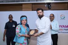 खाद्य प्रसंस्करण उद्योग के माननीय केंद्रीय मंत्री, श्री चिराग पासवान ने आज नई दिल्ली के वाणिज्य भवन में #PMFMEUdyamotsav का उद्घाटन किया। यह कार्यक्रम #PMFMEScheme के तहत 2,00,000 लोन मंज़ूरी के ऐतिहासिक पड़ाव का जश्न मनाने के लिए आयोजित किया गया था। इस मौके पर, उन्होंने हिस्सा लेने वाले सूक्ष्म उद्यमियों को इनोवेशन, वैल्यू एडिशन और उच्च गुणवत्ता वाले उत्पादों के निर्माण के ज़रिए अपने उद्यमों को नई ऊंचाइयों तक ले जाने के लिए प्रोत्साहित किया। #FoodProcessing खाद्य प्रसंस्करण उद्योग के माननीय केंद्रीय मंत्री, श्री चिराग पासवान ने आज नई दिल्ली के वाणिज्य भवन में #PMFMEUdyamotsav का उद्घाटन किया। यह कार्यक्रम #PMFMEScheme के तहत 2,00,000 लोन मंज़ूरी के ऐतिहासिक पड़ाव का जश्न मनाने के लिए आयोजित किया गया था। इस मौके पर, उन्होंने हिस्सा लेने वाले सूक्ष्म उद्यमियों को इनोवेशन, वैल्यू एडिशन और उच्च गुणवत्ता वाले उत्पादों के निर्माण के ज़रिए अपने उद्यमों को नई ऊंचाइयों तक ले जाने के लिए प्रोत्साहित किया। #FoodProcessing
