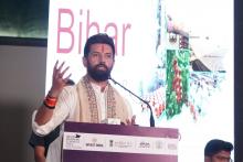 केंद्रीय खाद्य प्रसंस्करण उद्योग मंत्री श्री चिराग पासवान आज पटना, बिहार में आयोजित 'खाद्य प्रसंस्करण के निवेशकों की बैठक' में मुख्य अतिथि के रूप में शामिल हुए। कार्यक्रम के दौरान मंत्री जी ने अपने सम्बोधन में कहा कि 'आज फूड प्रोसेसिंग सेक्टर में अनंत संभावनाएं हैं’ साथ ही उन्होंने क्षेत्र में अवसरों का लाभ उठाकर बिहार को भारत के विकसित राष्ट्र बनने की यात्रा में एक प्रमुख योगदानकर्ता के रूप में स्थापित करने की बात कही और तेजी से बदलते समाज में प्रसंस्कृत खाद्य पदार्थों की बढ़ती मांग के साथ बिहार के खाद्य प