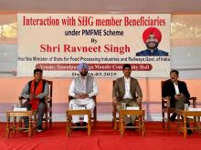 केंद्रीय खाद्य प्रसंस्करण उद्योग राज्यमंत्री श्री रवनीत सिंह बिट्टू ने असम, तामुलपुर के दौरे के दौरान राज्य के खाद्य प्रसंस्करण और संबद्ध क्षेत्रों से जुड़े विभिन्न स्वयं सहायता समूहों में काम करने वाले #SHG सदस्यों के साथ सार्थक वार्ता की। जिसके दौरान माननीय मंत्री जी ने सूक्ष्म उद्यमियों और एसएचजी सदस्यों से खाद्य उत्पादों की प्रसंस्करण से जुड़ी समस्याओं और उसके समाधानों पर चर्चा की। साथ ही राज्य में #FoodProcessing सेक्टर की उन्नति व उद्यमियों के उद्योग को बढ़ावा देने के प्रति मंत्रालय की प्रतिबद्धता दर्