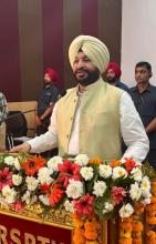 महाराजा रणजीत सिंह पंजाब तकनीकी विश्वविद्यालय, बठिंडा में, MoS MoFPI, श्री रवनीत सिंह बिट्टू ने कहा कि खाद्य प्रसंस्करण उद्योग को वैश्विक स्तर पर तेजी से अपनाया जा रहा है। उन्होंने पीएमएफएमई लाभार्थियों के साथ एक उत्पादक संवाद का उल्लेख किया, जहाँ लाभार्थियों ने अपनी जिज्ञासाएँ साझा की। इस बातचीत में अत्यधिक सकारात्मक प्रतिक्रिया प्राप्त हुई, जिसमें लाभार्थियों ने जिला संसाधन व्यक्ति की मार्गदर्शन और विभाग के साथ उनके सामंजस्यपूर्ण जुड़ाव के लिए संतोष व्यक्त किया।