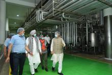 श्री रवनीत सिंह बिट्टू, केंद्रीय राज्य मंत्री, #MOFPI ने बनास डेयरी के सनादर (दियोदर) प्लांट में आइसक्रीम, खोवा और आलू उत्पाद बनाने वाली यूनिट का दौरा किया।   दौरे के दौरान माननीय मंत्री ने किसानों की आय बढ़ाने के लिए बनास डेयरी के प्रयासों की सराहना की और "सहकार से समृद्धि" पहल के प्रभाव पर प्रकाश डाला, जो सहकारी प्रयासों के माध्यम से किसानों को सशक्त बना रही है और ग्रामीण समृद्धि को बढ़ावा दे रही है।